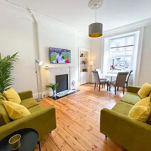 Desirable 2 Bed Near Castle Edinburgh