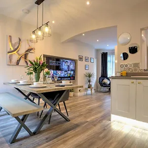 The Boutique Cozy Sleeps7 (adults Only) Belfast