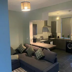 2 Bedroom Cheerful House Close To Center Belfast
